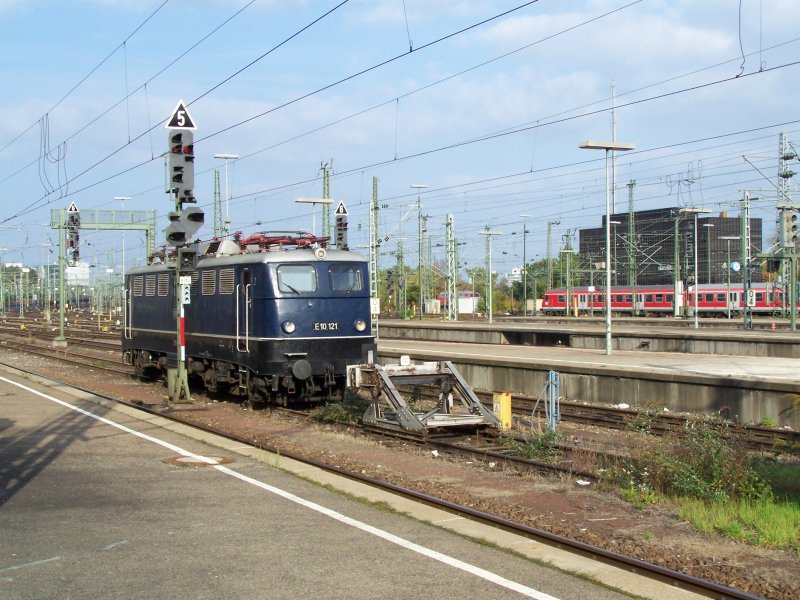 Die E10 121 stand am 13.Oktober 2007 im Stuttgarter Hbf abgestellt. Im Hintergrund sieht man einen Ausfahrenden RegionalExpress RE nach Aalen und das Stellwerk Stuttgart.