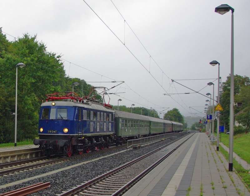 Die E18 047 mit ihrem Sonderzug zu den Damploktagen in Meiningen. Aufgenommen am sehr frhen Morgen des 05.09.2009 in Wehretal Reichensachsen.
