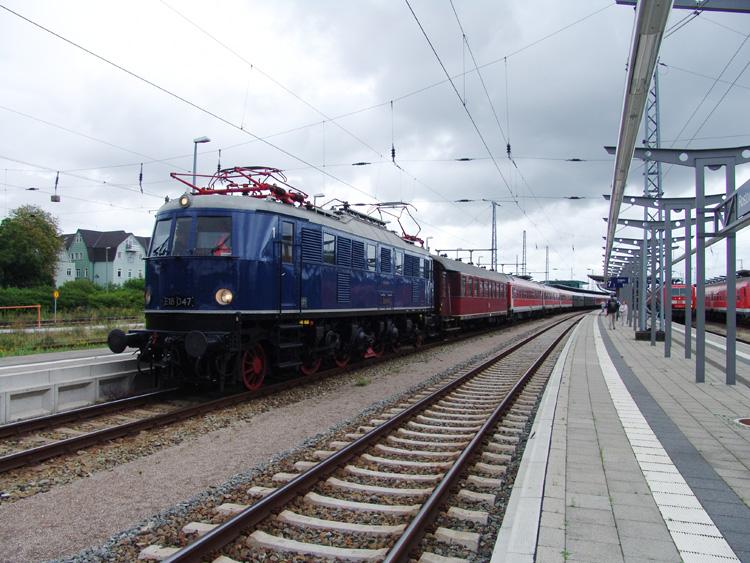 Die E18 047 steht zur Hanse-Sail mit einem Sonderzug von Halle(Saale)Hbf.nach Warnemnde im Rostocker Hbf.Aufgenommen am 13.08.05