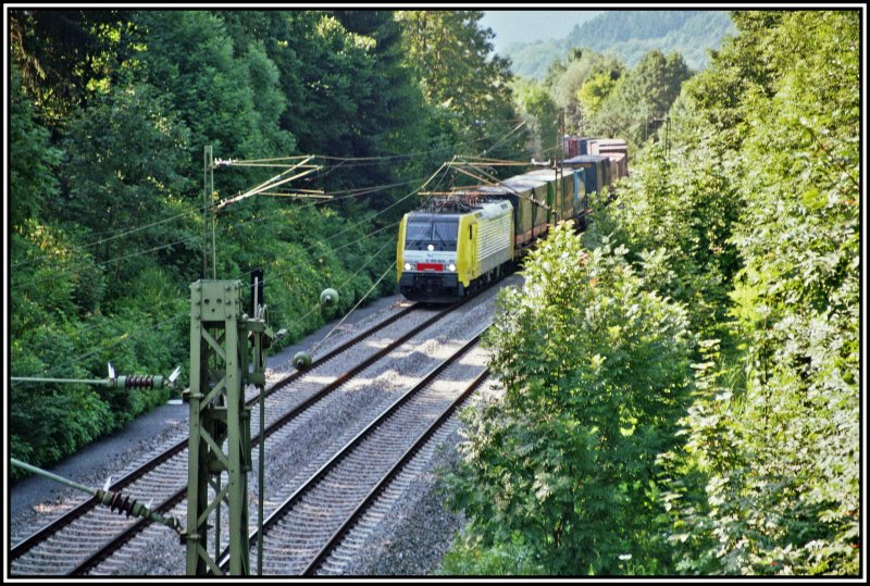 Die E189 904 von Rail TractionCompany bringt einen KLV-Zug aus Italien nach Mnchen Riem. Aufgenommen im Sommer 2005 bei Oberaudorf. Die E189 901-905 gehren heute der RTC.