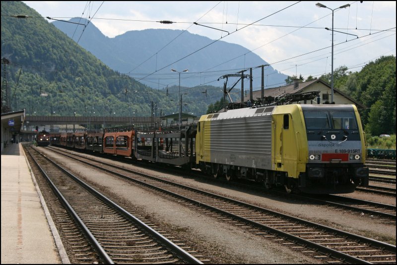Die E189 915RT legt am 25.06.2007 mit einem leeren Autozug aus Italien nach eine Mittagspause in Kufstein ein. Auf dem Nebengleis ist soeben eine 1063er eingefahren.