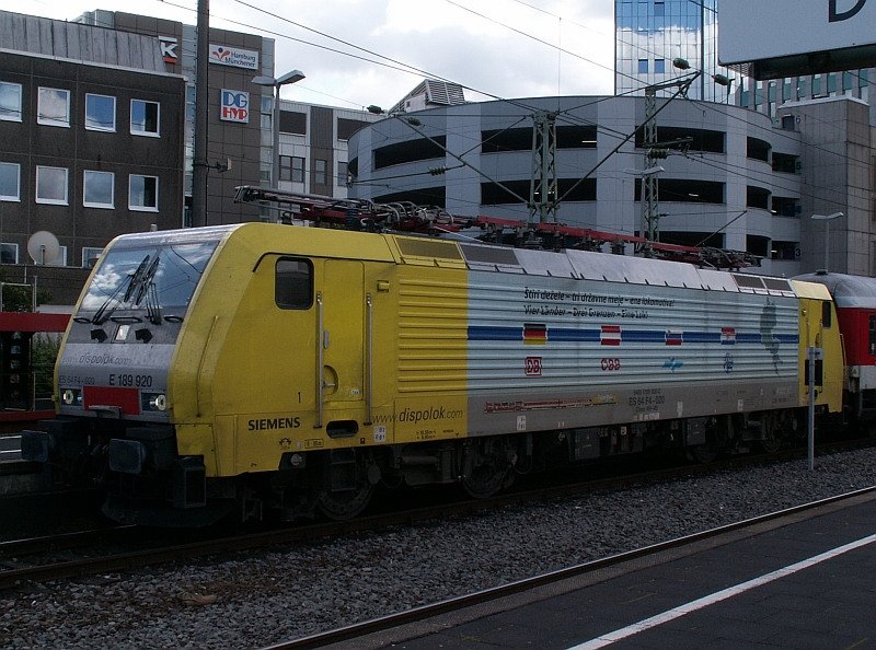 Die E189 920 steht hier in Dsseldorf mit einem Autoreisezug. Das Foto stammt vom 31.07.2007