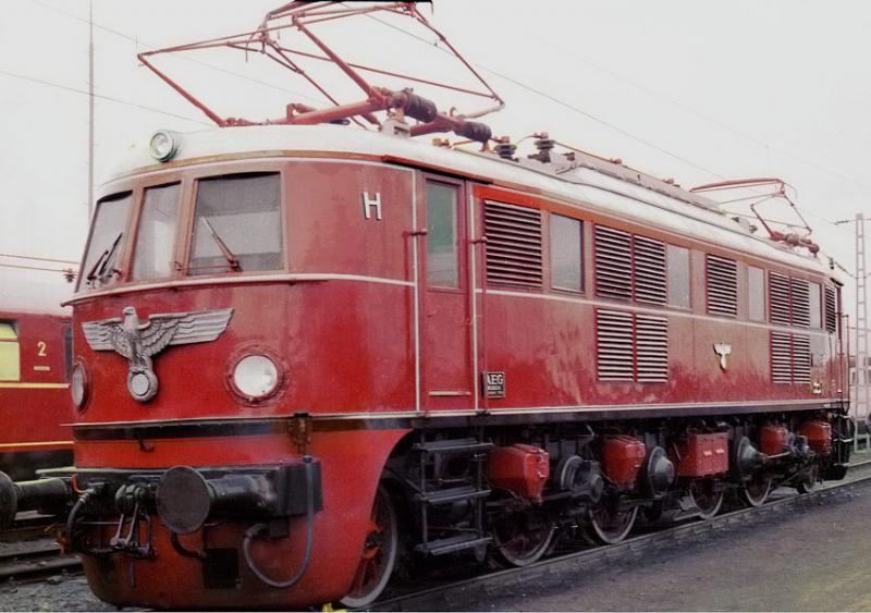 Die E1901 diesmal von der  Steuerbordseite , abgestellt, unter den mit viel Aufwand und sehr gepflegten Lokomoiven der DRG/DB/DR und anderen historischen Exemplaren!
Sie war von 1967 bis 1970 in Hagen-Eckesey beheimatet.
Aufn. 1985
