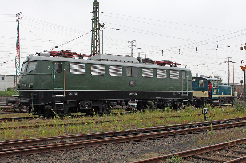Die E40 128 wird im DB Museum Koblenz m.H einer KF rangiert, am 08,08,09