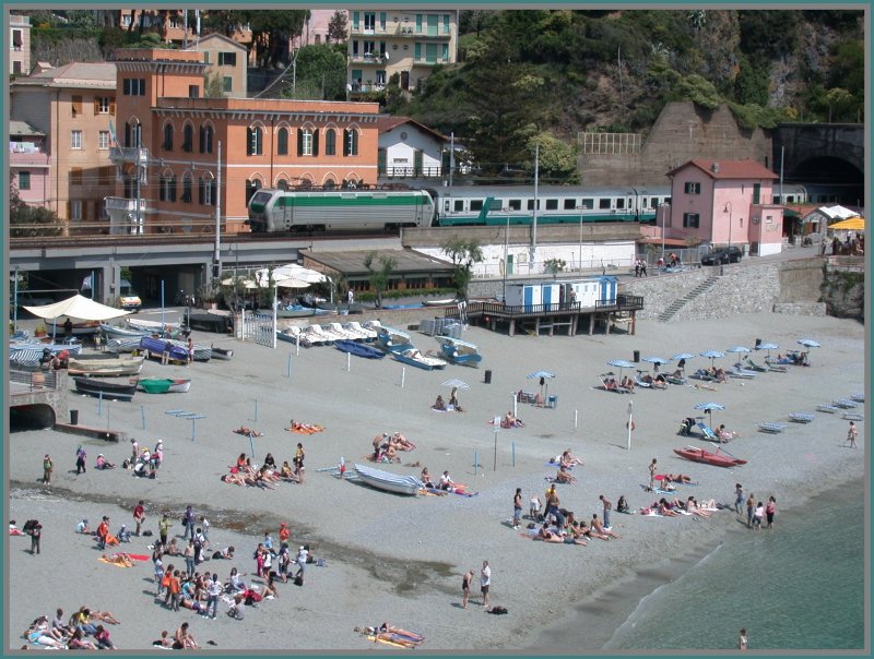 Die E402 saust mit ihrem IC ber die Kpfe der Badegste in Monterosso hinweg. Das Bild stammt nicht aus dem letzten Sommer, sondern vom 27.04.2007 ! Die allgemeine Klimaerwrmung macht auch vor Italien nicht Halt und das Meer hat bereits knapp 20 Grad Wassertemperatur.