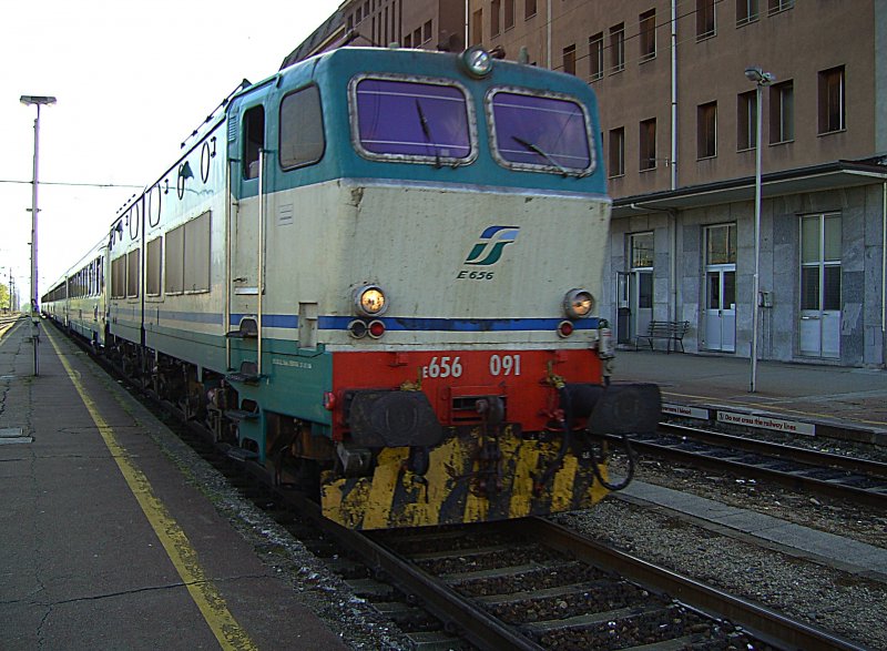 Die E656 091 mit einem EC am 02.11.2007 bei der Einfahrt in Domodosola. 