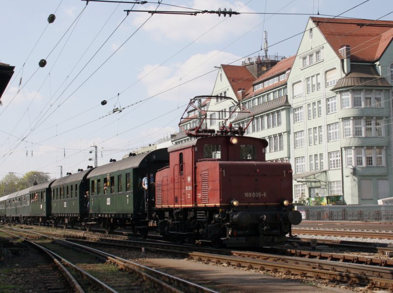 Die E69 005 mit dem Oster Sonderzug am 13.04.2009 bei der Durchfahrt am