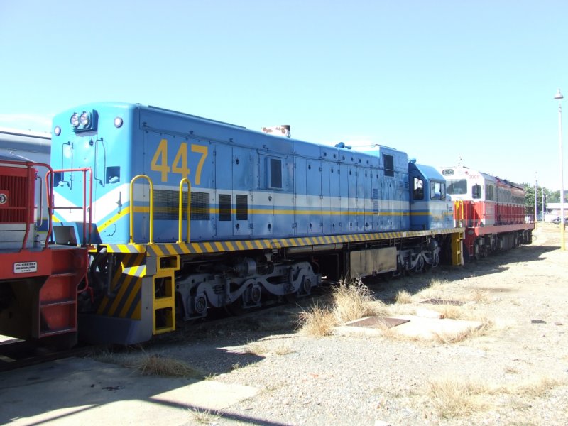 Die eben aus der Revision bzw. Neuaufbau eingetroffene 33-447 wird von zwei  Chinesen  in ihr Wirkungsgebiet geschleppt. Windhoek, 22.06.2009.