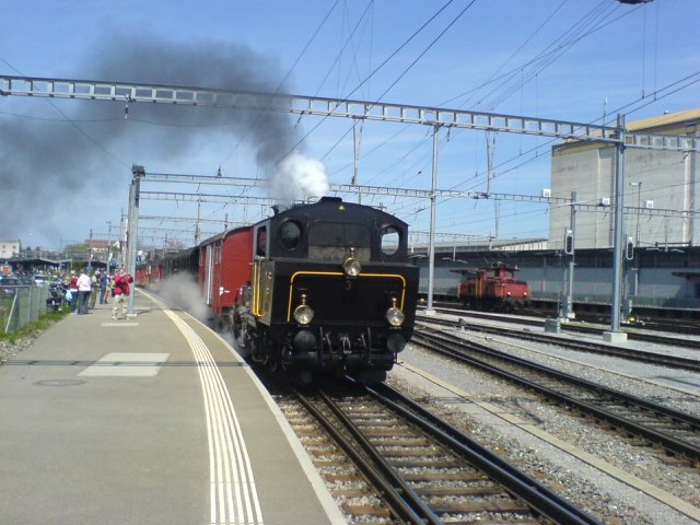 Die Ec 3/5 3 der ehemaligen MThB mit dem Mostindien Express bei der Ausfahrt aus Romanshorn. Der ZUg fuhr zur feier der neuen Eisenbahnerlebniswelt Locorama in Romanshorn. 