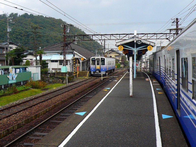 Die Echizen-Bahn: Die Triebwagen 6107+6112(rechts) und 6102(links) in Eiheiji-guchi, wo frher eine lange Diagonallinie kreuzte und zum zen-buddhistischen Kloster Eiheiji fhrte. 4.November 2008.  