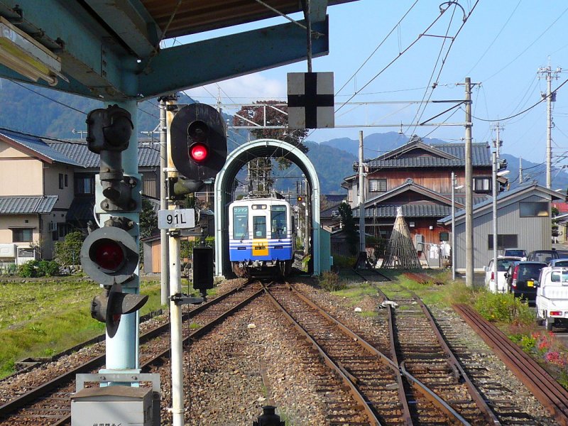 Die Echizen-Bahn. Triebwagen 5001 (Baujahr 1999; mit einfachen Lngssitzen) kommt durch den kleinen Tunnel, der die Weiche vor Schnee schtzt, in Echizen Takehara an. 4.November 2008.