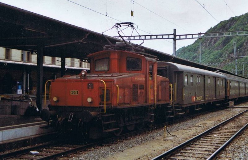 Die Ee 3/3 16368 rangiert alte Postwagen im Bahnhof von Brig (Sommer 2003) Hinweis: Gescanntes Bild.