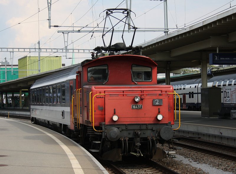 Die Ee 3/3  16437 am 01.07.2009 bei Rangierarbeiten im Zricher Hbf. 