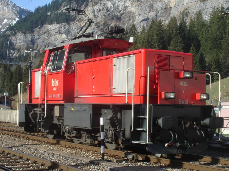 Die Eea 3/3 402  Susi  stand am 14.04.2007 noch im alten bls-Kleid in Kandersteg. 