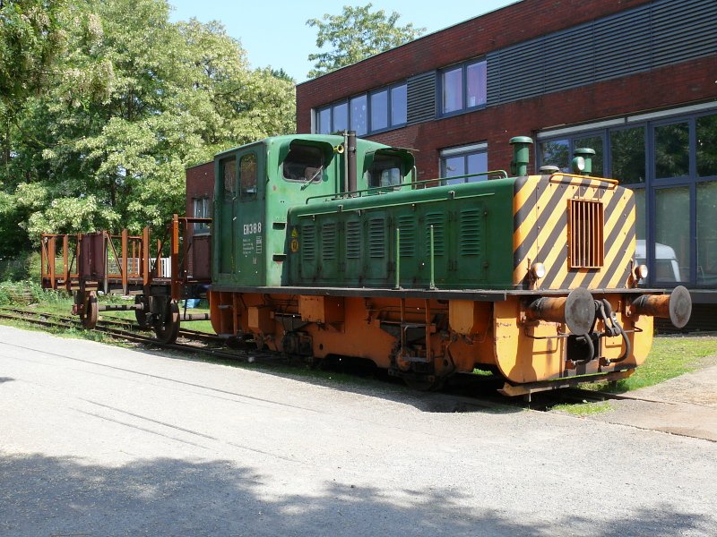 Die EH 388 wurde 1956 mit der Betriebs-Nr. 3614 bei Krupp geboren. Sie war u.a. von 1970 bis 1989 im Stahlwerk Bruckhausen/Duisburg im Einsatz. Heute steht sie als Denkmal im Landschaftspark Duisburg-Nord. 24.05.2009.