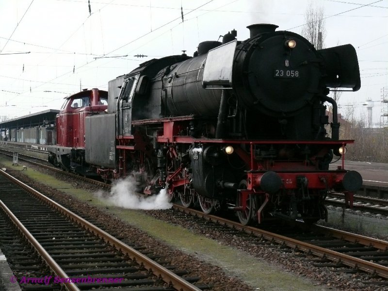 Die ehemalige DB 23 058 gehrt heute der Eurovapor. Sie war mit einem Sonderzug von Basel nach Kehl gekommen.

13.12.2008 Kehl