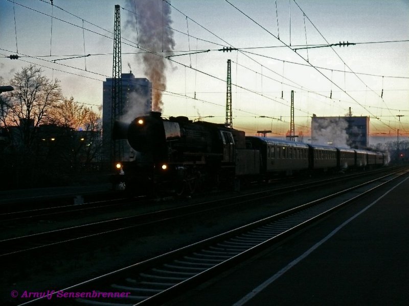 Die ehemalige DB 23 058 gehrt heute der Eurovapor. Hier steht sie mit ihrem Sonderzug aus historischen SBB-Stahlwagen im Bahnhof Kehl an einem, wenn auch schneelosen so doch sehr kalten Abend, bereit, um den Sonderzug zurck nach Basel zu bringen.

13.12.2008 Kehl