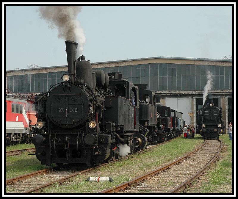 Die ehemalige Erzberg Zahnradlokomotive 97.208 bei der Saisoner�ffnung des Heizhauses Strasshof am 23.4.2006