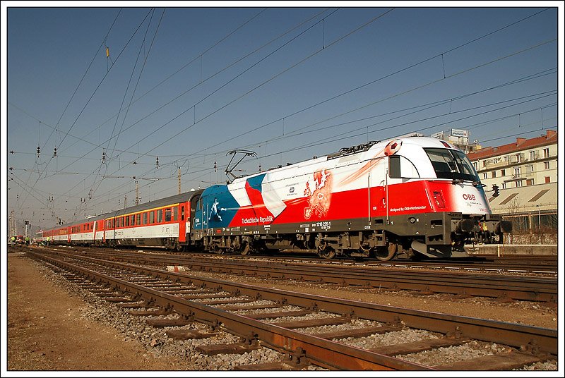 Die ehemalige EU Lok 1216 226 ist seit einigen Tagen im tschechischen EM-Design unterwegs und bespannte am 12.2.2008 den EC 101  Joze Plecnik  von Praha hl.n. (Prag) nach Ljubljana (Laibach). Die Aufnahme entstand bei der Ausfahrt aus dem Grazer Hauptbahnhof.