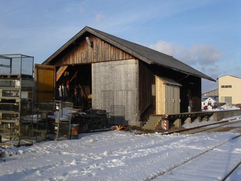 Die Ehemalige Gterabfertigung des Bahnhofs Martinsberg-Gutenbrunn.
Zweck-Entfremdet von einer dort ansssigen Sgerei. Waldviertl N
am 1.2.07. Die Sgerei wird brigens einmal am Tage von einem Zug
mit Holz versorgt!