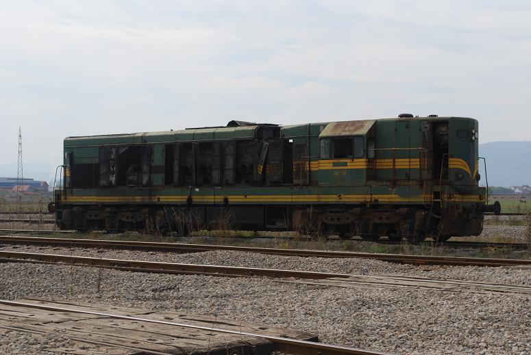 Die ehemalige JZ 661 128 wird bei der Kosovo Railways als Lok 001 gef�hrt. Wie die anderen  Kennedys  auf dem Schrottplatz des BW Fushe Kosove / Kosovo Polje  wird auch sie, hier am Rand des BW am 11.10.09, nur noch als Ersatzteilspender benutzt.
