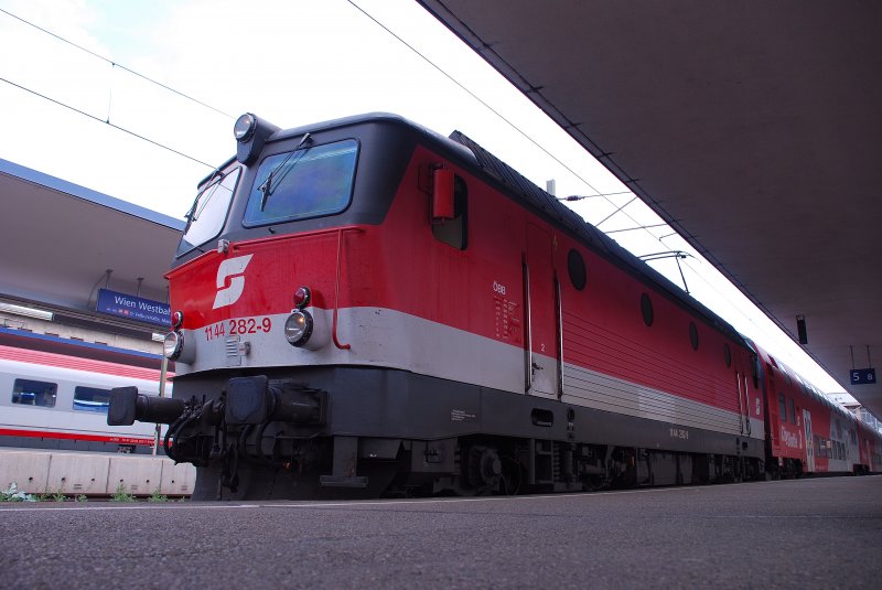 Die ehemalige Konfetti-Lok, 1144 282, die noch den Pflatsch trgt, bespannt am 4. Juli 2009 den REX 1650 von Wien West nach St.Valentin. Hier kurz vor der Abfahrt am Wiener Westbahnhof.