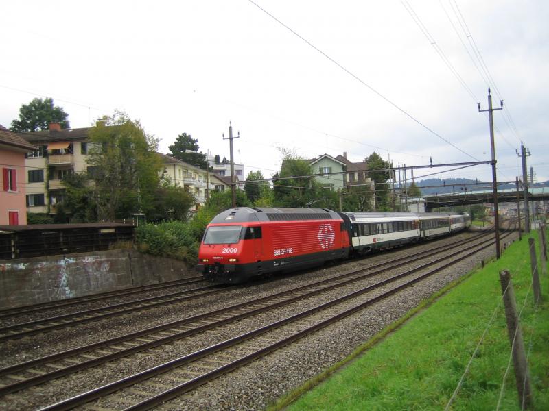 Die ehemalige Knsterlok Re 460 040-9 ''Napf'' fuhr am 18.9.05 als IC 826 bestehend aus einem EW IV-Pendel unter der Stadtrain-Brcke hindurch.