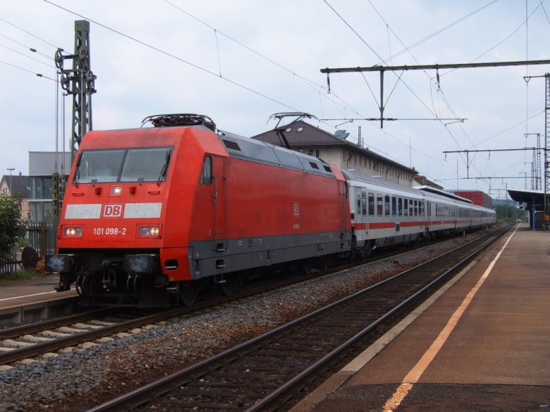 Die ehemalige Mini-Cooper-Werbelok, 101 098-2, steht am 02.06.07 mit IC 2068 von Nrnberg HBF nach Karlsruhe HBF auf Gleis 1 des Aalener Bahnhofs.