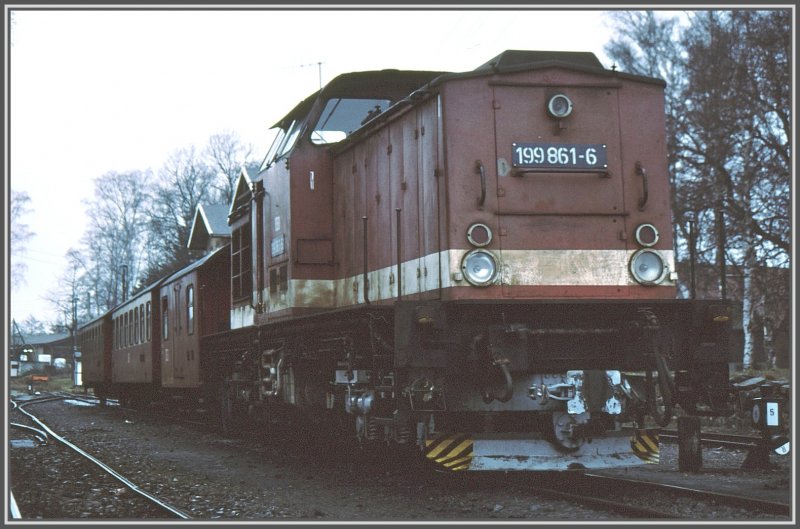 die ehemalige normalspurige DR Lok 199 861-6 wirkt �usserst bullig neben den zierlichen Personenwagen. Hasselfelde. (Archiv 12/94)