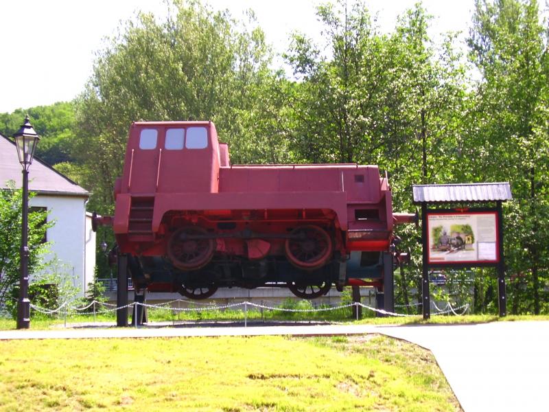 Die ehemalige Rangierlok V 10 B des VEB Waschgertewerkes LKM 1962 dem Tunnelvorplatz in Schieflage, markiert den Schnittpunkt von Eisenbahn- und Industrielehrpfad. 27.05.2005