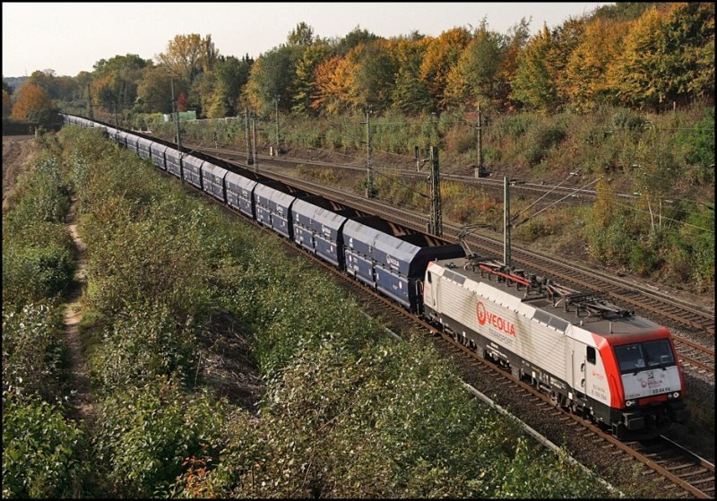 Die ehemalige SCHENKER Lok ES64F4-094 (E189 094) ist schon etwas lnger fr VEOLIA TRANSPORT unterwegs. Am 13.10.2008 schleppt sie einen Kohleleerzug von Elverlingsen nach Rheinekamp. Am Haken hat sie neue Schttgutwaggons vom Leasingunternehmen ERR. Vorher wurde zum Transport der Kohlen Waggons der BDZ/Dortmunder Eisenbahn verwendet.
