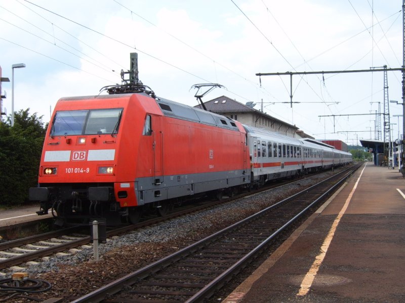 Die ehemalige THW-Werbelok, 101 014-9, steht am 21.05.07 mit IC 2064 von N�rnberg HBF nach Karlsruhe HBF auf Gleis 1 des Aalener Bahnhofs.