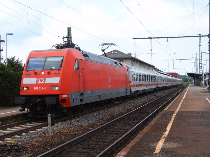 Die ehemalige THW-Werbelok, 101 014-9, steht am 21.05.07 mit IC 2064 von Nrnberg HBF nach Karlsruhe HBF auf Gleis 1 des Aalener Bahnhofs.