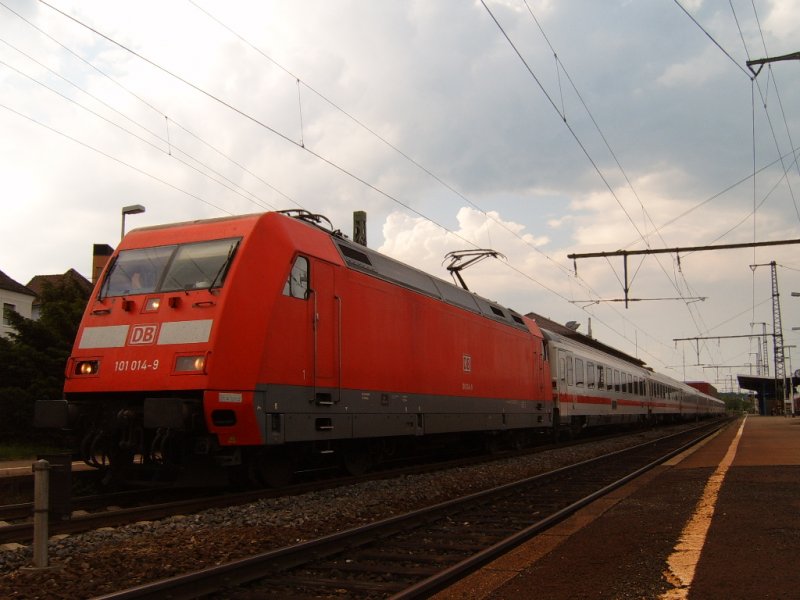 Die ehemalige THW-Werbelok stand am 22.05.07 mit IC 2064 von Nrnberg HBF nach Karlsruhe HBF auf Gleis 1 des Aalener Bahnhofs.