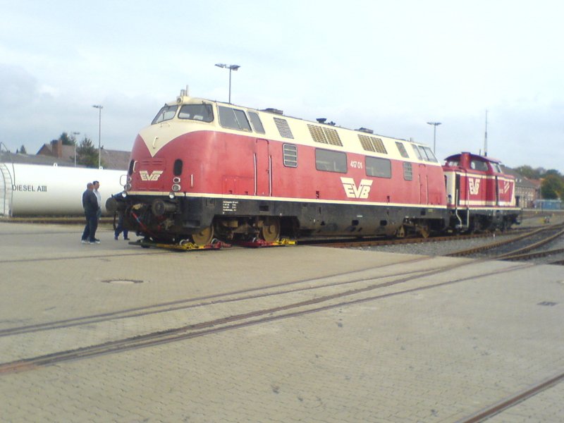 Die ehemalige v200 der EVB, gezogen von einer v100, kurz bevor sie �bergeben wurde. Hier vor der neuen Werkstatt in Bremerv�rde.
