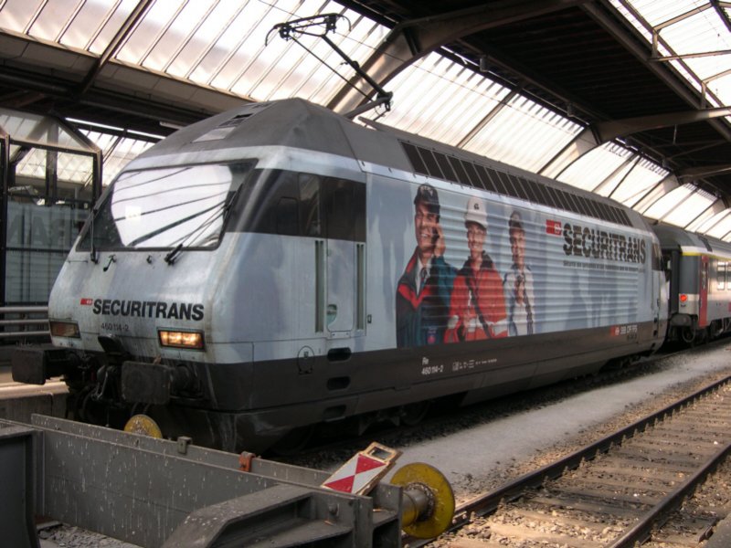 Die ehemalige  Western Union -Lok, Re 460 114 wirbt am 28.04.2007 nun fr Securitrans. Mit einem IR nach Chur steht sie hier in Zrich HB.