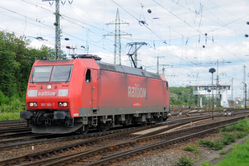  Die eigentliche TRAXX  ... so knnte man sie nennen. 185 180-7 verkrpert stellvertretend fr die Ursprungsversion, innerhalb der TRAXX-Familie (Baujahr 1999-2005), die BR 185. Hier im Lokportrait mit dem Reiterstellwerk von Gremberg Gbf im Hintergrund, aufgenommen am 18.05.2009 .
