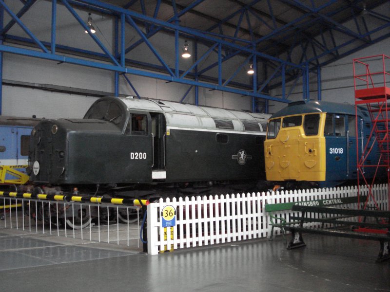 Die eindrucksvolle 8(!)-achsige und 2000 bhp starke D200 der spteren Class 40 neben der mit nur 6 Achsen fast  klein  anmutenden 31018 im National Railway Museum, York.