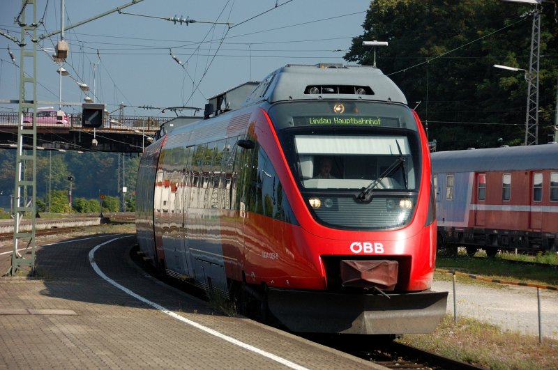 Die einen nennen ihn  Ente , die anderen  Talent ... Es gibt gewaltigere Designausw�chse als diesen eigentlich harmonisch wirkenden Triebwagen. 4024 003-8 bei Einfahrt siehe Zugzielschild... am 30. August 2008.