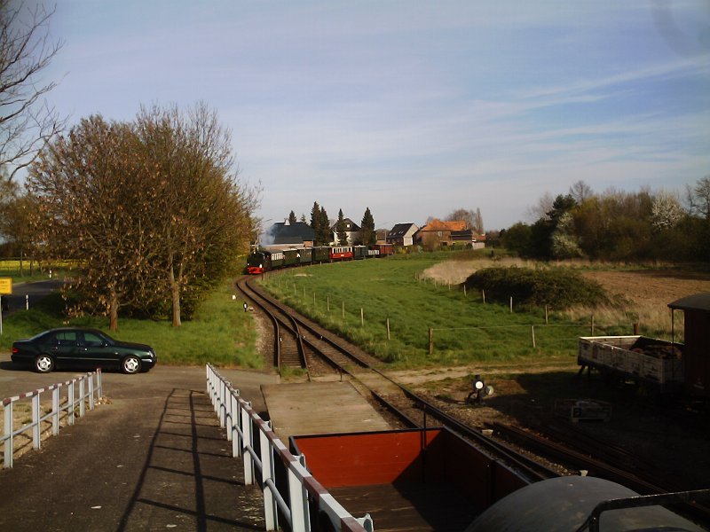 Die Einfahrt des Schierwaldenrather Bahnhofs. Lok 101 hat mit ihrem Personenzug ihr Ziel fast erreicht. 08.04.07