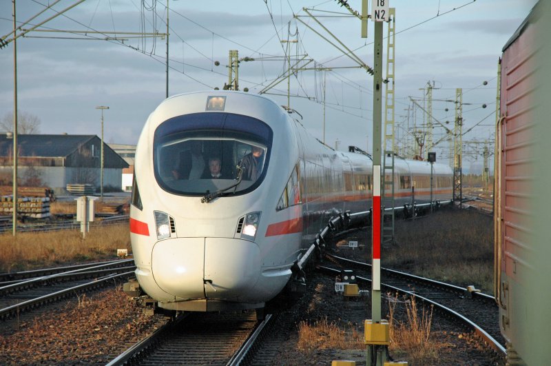 Die Einfahrt eines 411er in Plattling. Es ist der Premierenzug von Frankfurt nach Wien. (8.12.07)