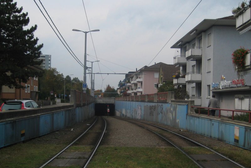 Die Einfahrt in den Schwamendingertunnel auf der Seite Schwamendingen. Die Trams fahren ier im Linksverkehr, damit sie die drei Tunnelstationen mit Mittelperron bedienen knnen. Dieser Tunnel wurde gemeinsam mit dem Autobahntunnel Milchbuck gebaut und war ursprnglich fr die nie realisierte U-Bahn gedacht. (30.September 2008)