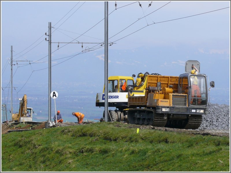 Die Einfahrt in die Zahnstange und ins 160 Promill Geflle Richtung Warmesberg wird mit dem A gekennzeichnet. Im Hintergrund erkennt man die Talsohle des Rheintals. Kreuzstrasse (17.04.2008)