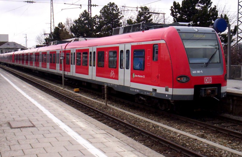 Die eingefahrene S6 nach Tutzing, befahren mit 423 ??? und 423 361/861, fhrt nun weiter Richtung M-Pasing. 24.03.2007