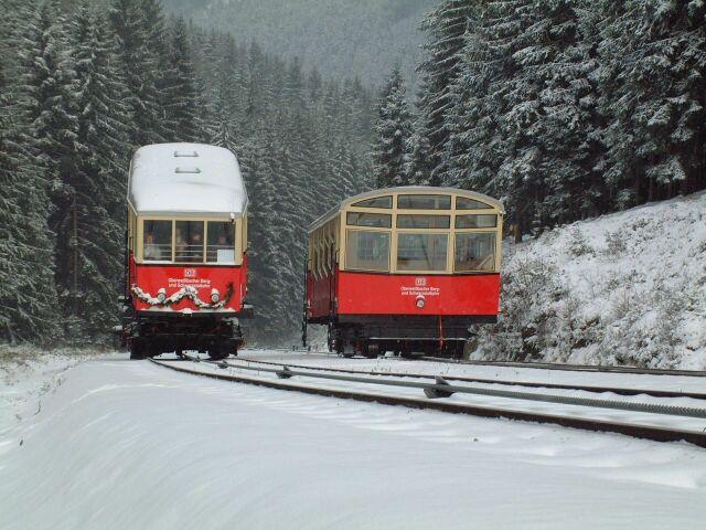 Die eingleisige Standseilbahn mit Abtscher Weiche an der Ausweichstelle am 1.1.03,frher war die Bahn der wirtschaftliche Aufschwung in einer der rmsten Regionen Deutschlands,heute eine Touristen Attraktion fr die Besucher, brigens Kinder fahren in Begleitung der Eltern kostenfrei.(bis 14 Jahre) 