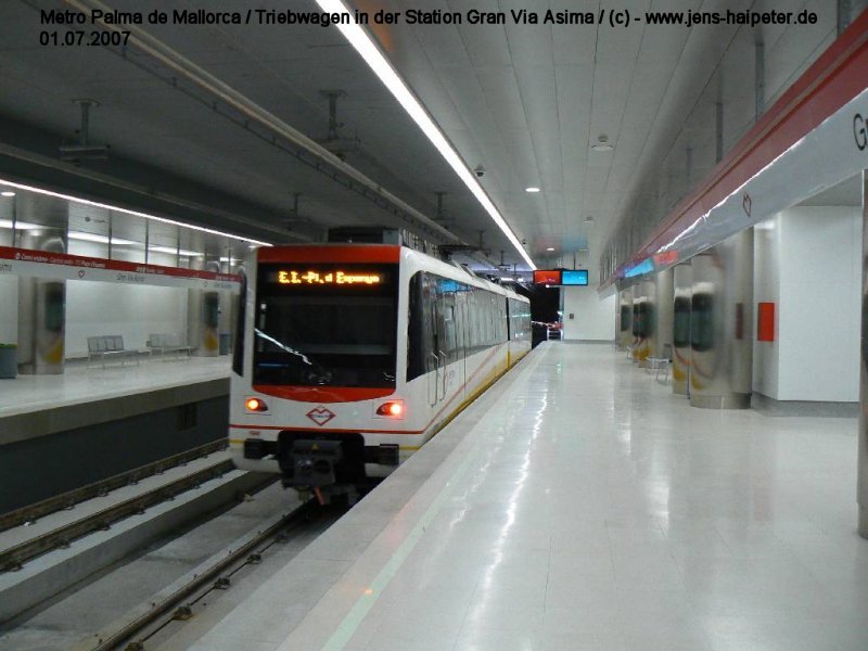 Die Einheit CAF 71-01/02 verlt die Station  Gran via Asima , 01.07.2007