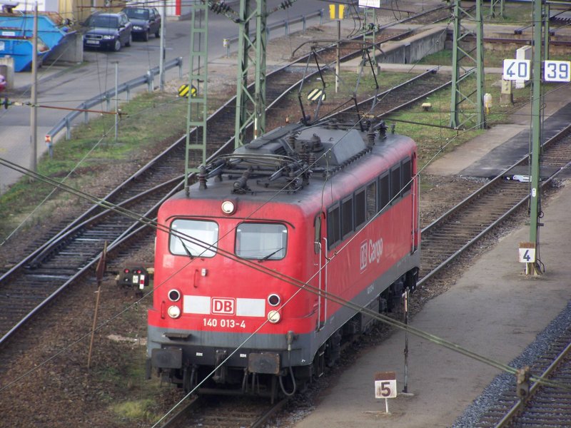 Die einseitig Einugige 140 013 am 16.12.06 in Mannheim Rangierbahnhof.