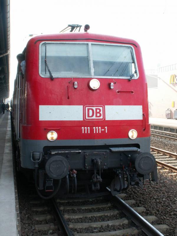 Die Einser Lok 111 111-1 am 30.10.05 mit RE 29720 nach Mnster in Solingen-Ohligs.