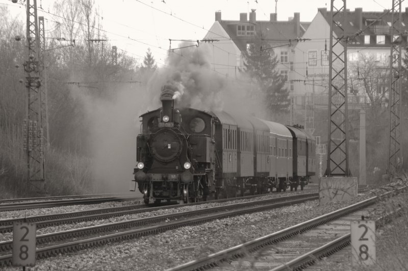 Die einst bei der k�niglich bayr Staatsbahn beheimatete, 1913 von Krauss & Cie hergestellte 70 083 schnauft am Ostersonntag mit dem Sz88868 den Hang am Heimeranplatz hinauf.