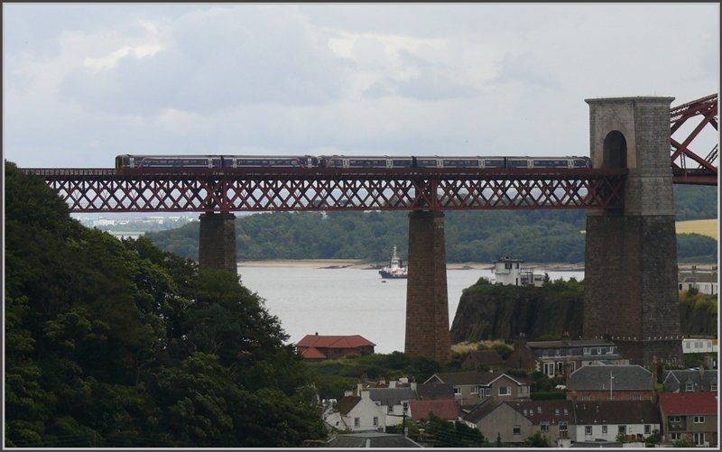 Die Einwohner der Ortschaft nrdlich der Forthbridge haben sich vermutlich schon an das Rumpeln der Zge gewhnt. Je ein Triebzug der Reihe 170 und 158 auf dem Weg nach Edinburgh. (10.08.2008)